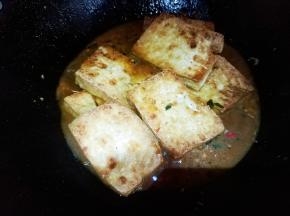 加适量水放豆腐加盖焖煮两分钟。