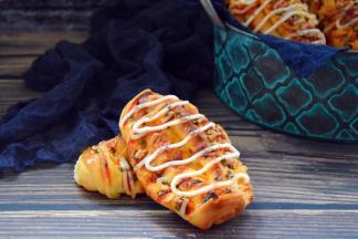 在烘烤的过程中，面包会膨胀，沙拉酱会断裂，完美主义者可以将面包烘焙10分钟后，取出再挤上番茄酱跟沙拉酱