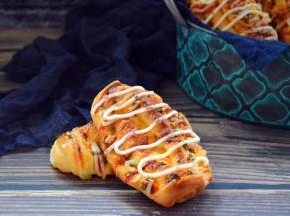 在烘烤的过程中，面包会膨胀，沙拉酱会断裂，完美主义者可以将面包烘焙10分钟后，取出再挤上番茄酱跟沙拉酱