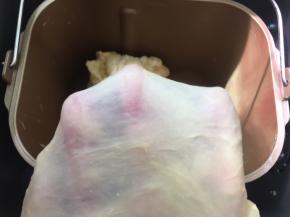 揉好的面团有很好的扩展性，切下一小块可以撑出厚一点的手套膜，有破口破口处呈锯齿状