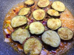 放入刚才过油的茄夹收汁，自己掌控翻面，待酱汁浓稠即可盛盘