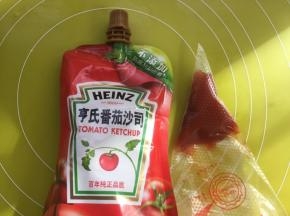 番茄酱装入裱花袋，沙拉酱瓶口自带小圆口，可以直接使用