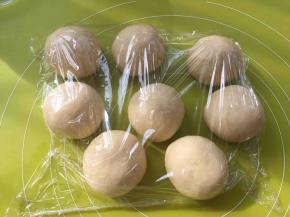 将每一份面团揉至表面光滑，盖保鲜膜松弛15分钟