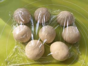 将每一份面团揉至表面光滑，盖保鲜膜松弛15分钟