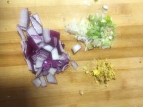 大葱老姜切末，洋葱切小块