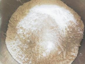 加入粉类，小苏打和泡打粉可以不放，用刮刀翻拌均匀