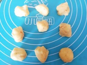醒发好的面团分成12克左右的小面团