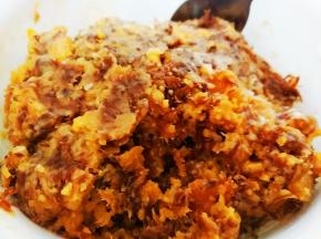 这是事先做好的咸蛋黄肉松馅（做法见我的另一个菜谱，咸蛋黄肉松一口酥）