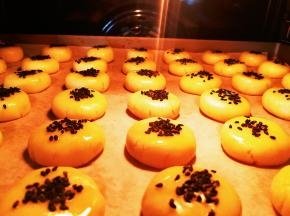 放进预热好的烤箱里面，上下火175度中层烤制20分钟左右