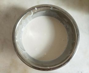 糯米粉、玉米淀粉、细砂糖加清水搅拌至完全融化。