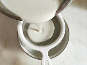 混合好的液体过筛一次，可以使面糊更细腻。烧一锅开水，将面糊上锅蒸25分钟。