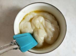 蒸好的面糊趁热加入黄油，用余温使黄油融化。