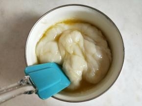 蒸好的面糊趁热加入黄油，用余温使黄油融化。