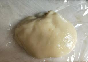 戴手套将黄油全部揉进面团里，用保鲜膜包好冷藏半小时。