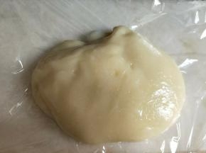 戴手套将黄油全部揉进面团里，用保鲜膜包好冷藏半小时。