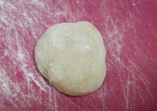 冷藏好的面团分成30克一个，表面沾少许熟糯米粉。