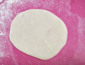 擀开呈圆形。将所有的雪媚娘皮擀开，用保鲜膜隔开备用。