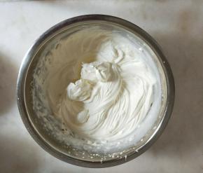 淡奶油加细砂糖打至裱花状态。