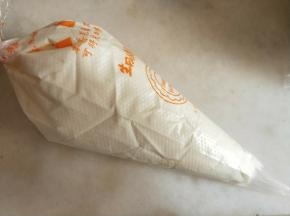 装入裱花袋。