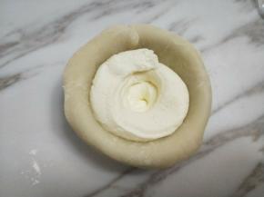 在雪媚娘模具里放一块皮，再挤入适量奶油。