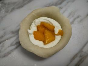 中间放入芒果。