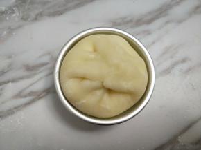 捏住皮的四个角，慢慢包起来。收口处洒少许熟糯米粉防粘。