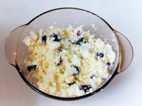 椰蓉粉加入器具中，加入蛋黄，白砂糖，黄油，蔓越莓。拌均匀即可。