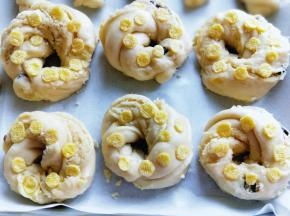 再将两头捏紧，摆放上泡过的玉米片。(玉米片提前泡30分钟)送入烤箱二次发酵。