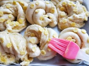 发酵泡的面包胚刷上一层蛋液。再次送入烤箱中层，上下管180度烤18-20分钟。具体温度根据自家烤箱性能来定，注意观察颜色，必要时盖一张锡纸。