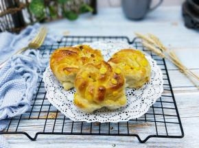 烤好的面包戴上隔热手套取出，刷上一层玉米油，更好的锁住水份。