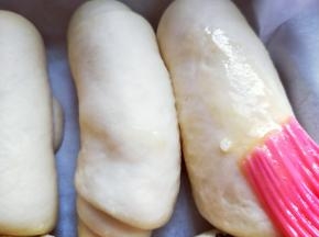 发酵好的面包胚，刷上一层蛋液。再次送入烤箱，入中层，上下管180度烤18-20分钟。(具体温度及时间根据自家烤箱性能另定)