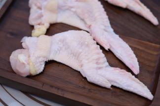 将鸡翅洗净去骨（用剪刀将鸡翅的大骨上筋剪断，往上推，在骨头关节处将相连的筋再次用剪刀剪断后就可以取出骨头，中翅取骨和大骨一样）