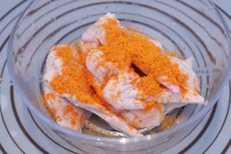 取骨好的鸡翅放入碗内倒入腌料，加入水，拌匀