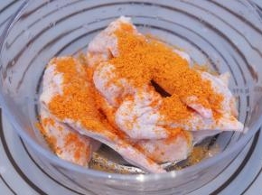 取骨好的鸡翅放入碗内倒入腌料，加入水，拌匀