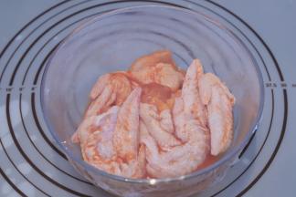 鸡翅包好保鲜膜，放入冰箱冷藏至少1个小时以上