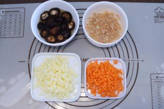 香菇和虾米分别用温水泡软，土豆和胡萝卜切小丁