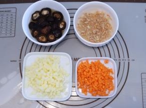 香菇和虾米分别用温水泡软，土豆和胡萝卜切小丁