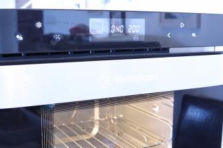 启动西屋烤箱，功能设置DIV，选择上下火烘烤，温度200度，时间40分钟（10分钟预热）