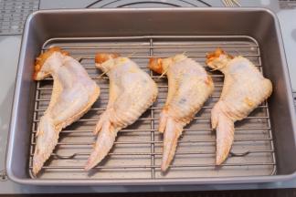 利用小勺将炒饭塞进鸡翅内（尽量小心一点，避免鸡翅被弄破）