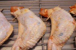 用牙签将鸡翅的口封好，表面刷上一层食用油