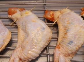 用牙签将鸡翅的口封好，表面刷上一层食用油
