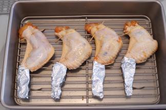 避免鸡翅尖过快的上火，用锡纸包好