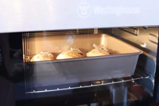 烤至15分钟后取出，翻面，再次刷上食用油