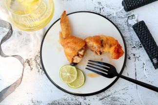 当鸡翅表面金黄时，马上从烤箱取出，趁热吃哦！