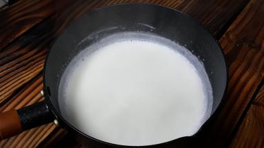 做刨冰的前一天，我们要做一些准备工作，把牛奶煮开后（牛奶我都会煮一下）放在冰箱的冷冻格中，冻成牛奶冰块备用。