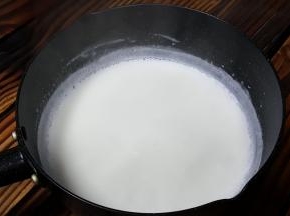 做刨冰的前一天，我们要做一些准备工作，把牛奶煮开后（牛奶我都会煮一下）放在冰箱的冷冻格中，冻成牛奶冰块备用。