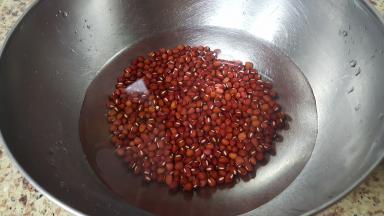 准备200克的红小豆洗净，用清水浸泡一夜。