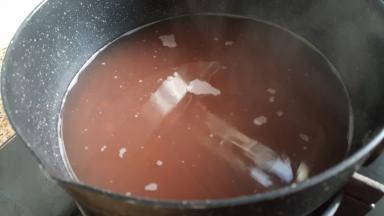 第二天把泡好的红小豆放在锅中，加入450克的清水，大火煮开后转小火慢炖。