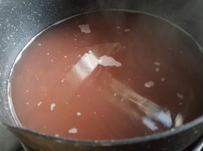第二天把泡好的红小豆放在锅中，加入450克的清水，大火煮开后转小火慢炖。