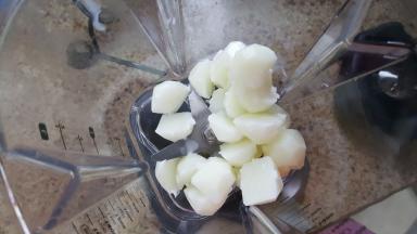 取出冻好的牛奶冰块放在破壁机的搅拌杯中，喜欢的可以加一小勺炼乳。